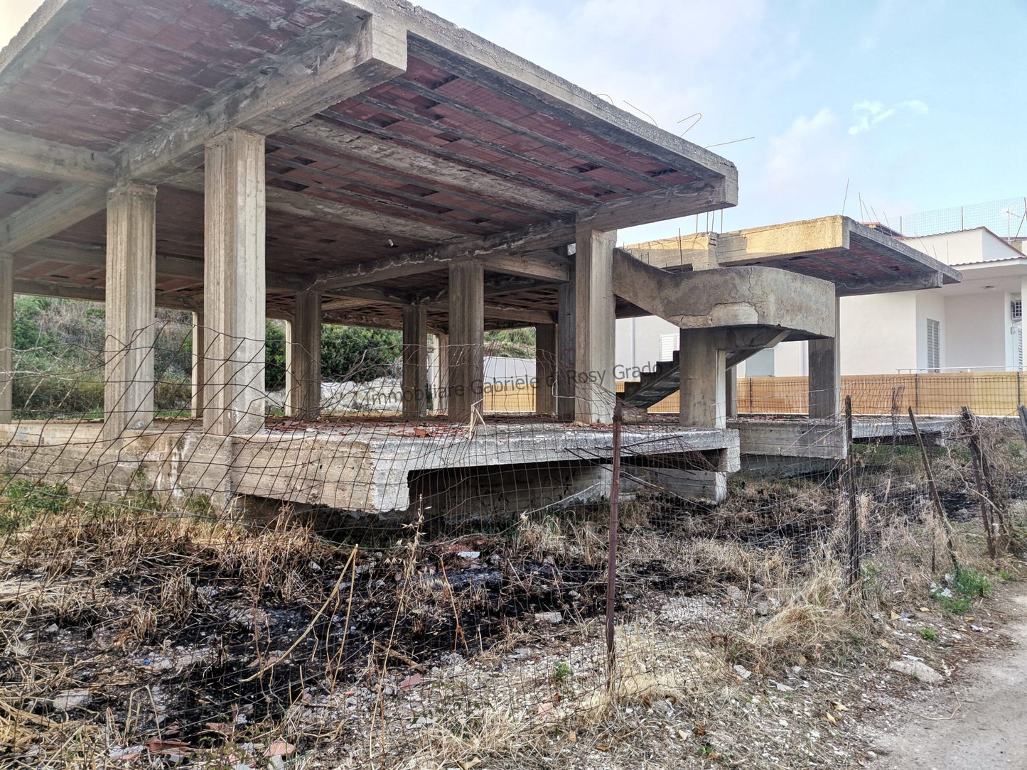 Immobiliare Gabriele vende struttura in carpenteria di cc 180 mq con terreno attorno a Seccagrande