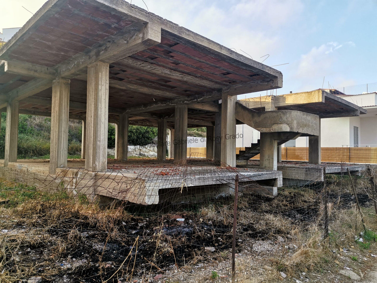 Immobiliare Gabriele vende struttura in carpenteria di cc 180 mq con terreno attorno a Seccagrande