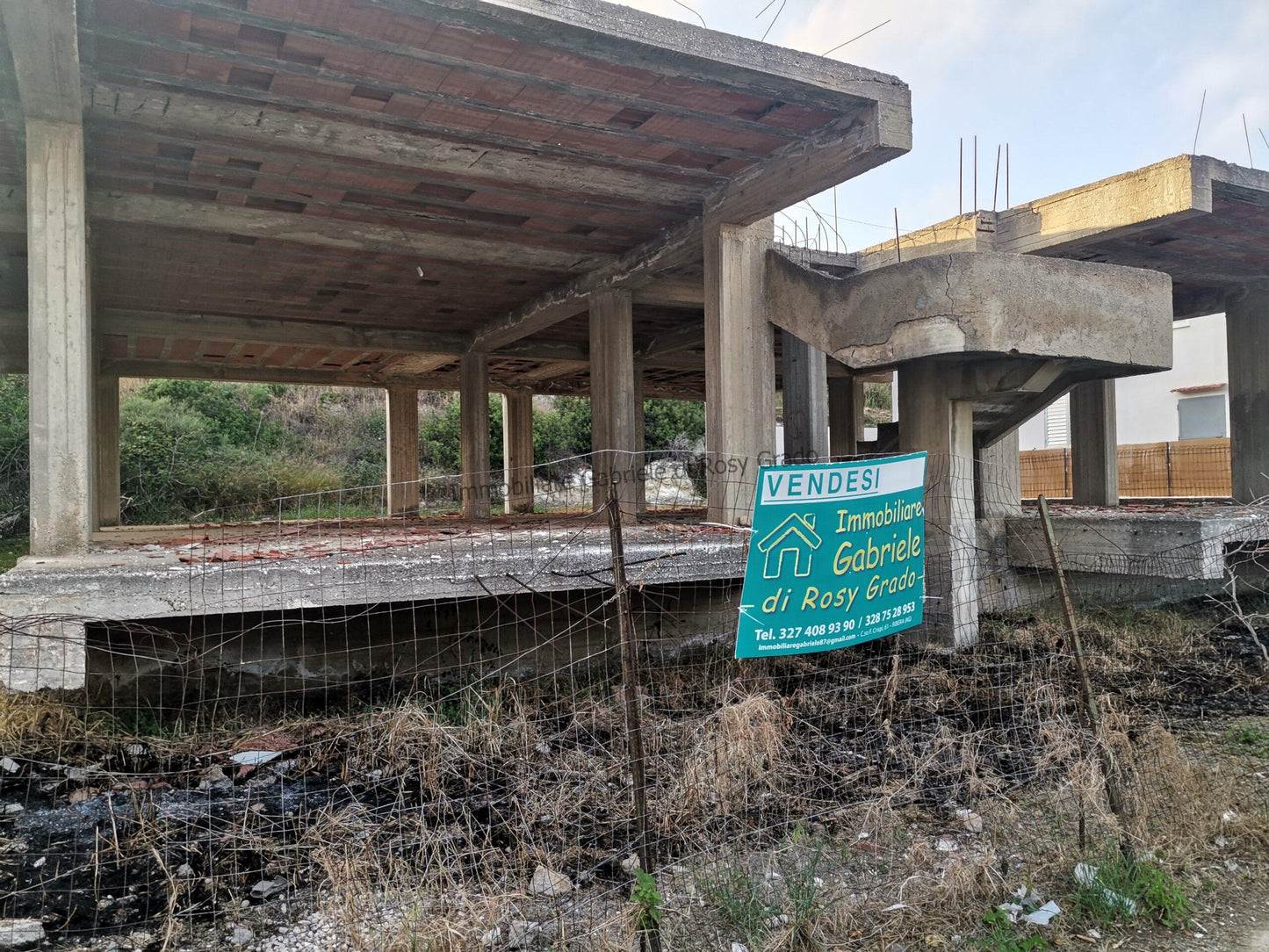 Immobiliare Gabriele vende struttura in carpenteria di cc 180 mq con terreno attorno a Seccagrande