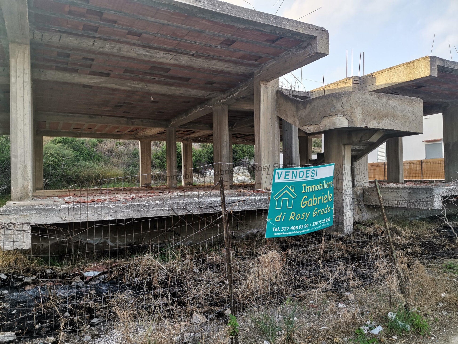 Immobiliare Gabriele vende struttura in carpenteria di cc 180 mq con terreno attorno a Seccagrande