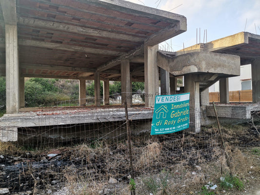 Immobiliare Gabriele vende struttura in carpenteria di cc 180 mq con terreno attorno a Seccagrande