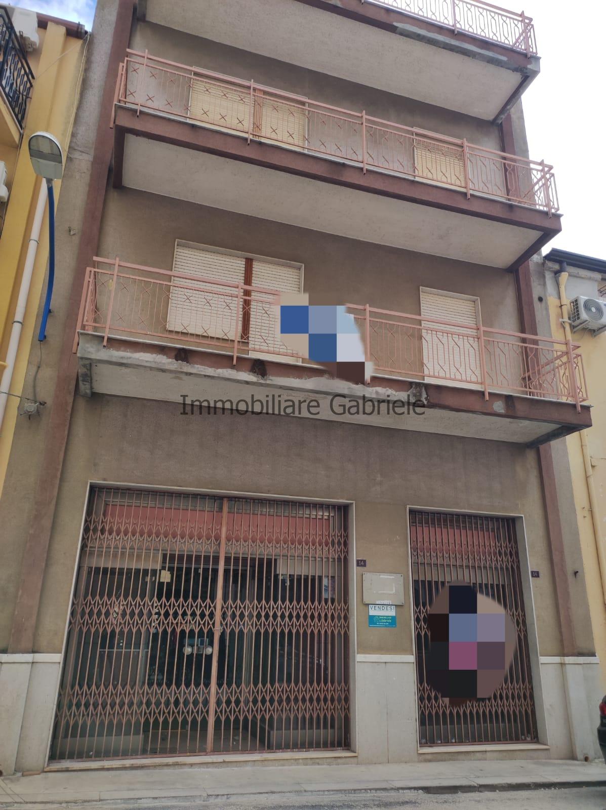 IMMOBILIARE GABRIELE VENDE CASA INDIPENDENTE e LOCALE COMMERCIALE A RIBERA (AG)