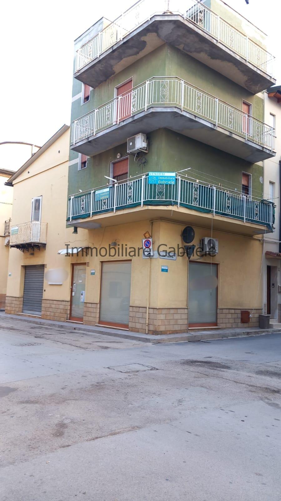 IMMOBILIARE GABRIELE VENDE CASA INDIPENDENTE e LOCALE COMMERCIALE A RIBERA